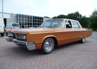 Shaved Chrysler Newport (1967) krijgt nieuw interieur